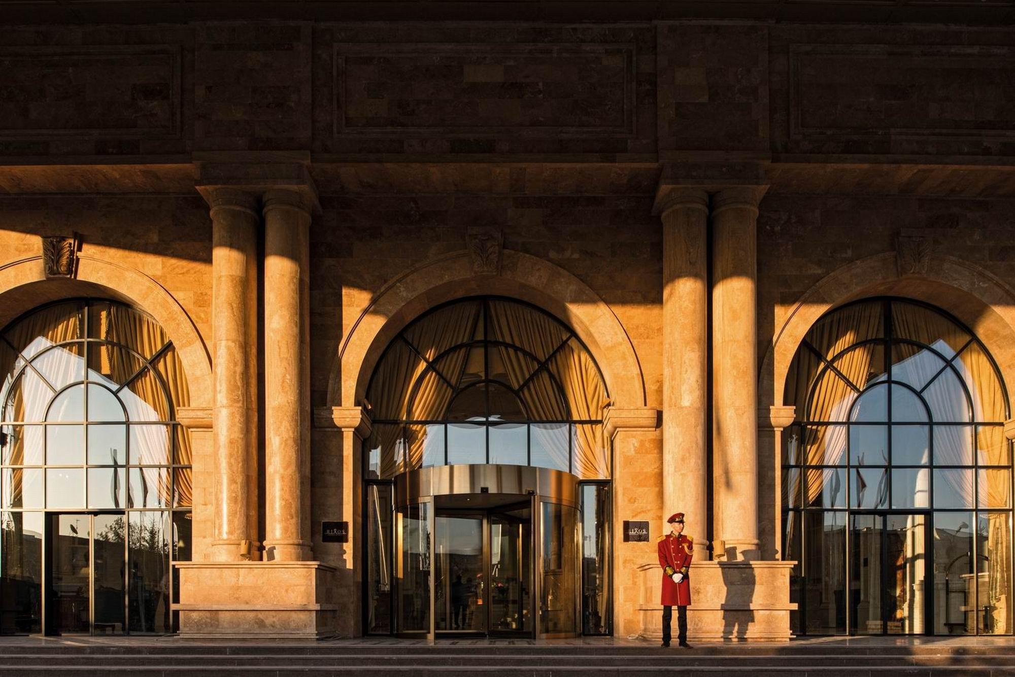 Hotel Rixos Khadisha Shymkent Exterior foto Entrance of the hotel