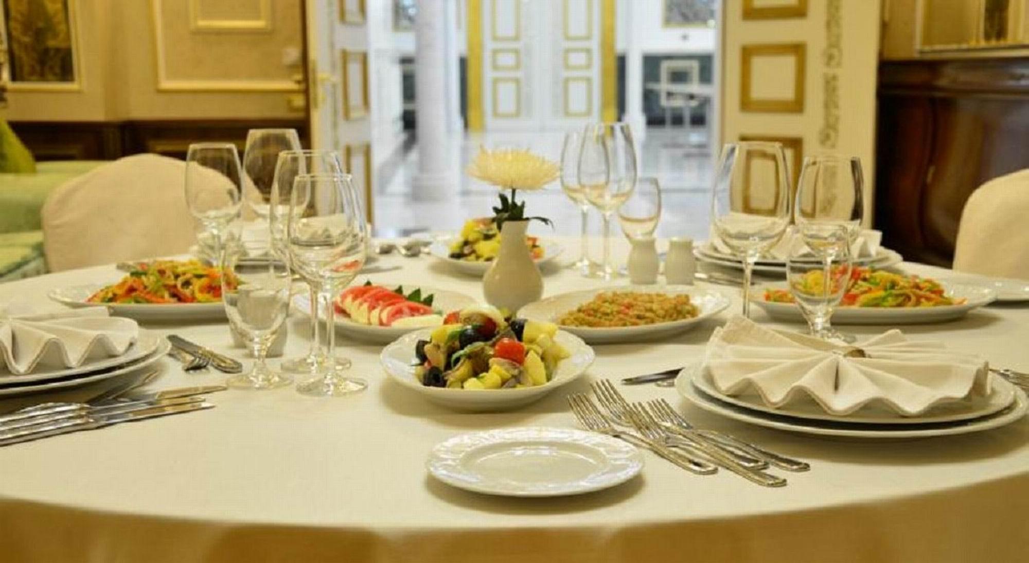 Hotel Rixos Khadisha Shymkent Exterior foto A table set for a meal